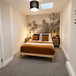 Boutique 2 Bed Abode - Parking - Garden