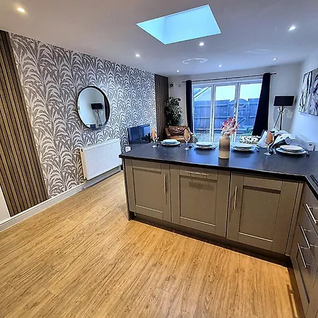 Boutique 2 Bed Abode - Parking - Garden *