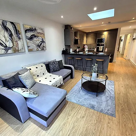 Boutique 2 Bed Abode - Parking - Garden