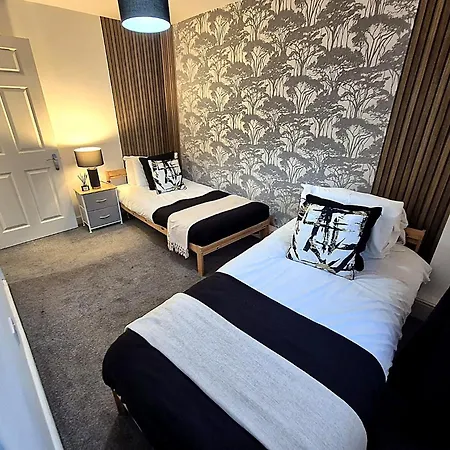 Boutique 2 Bed Abode - Parking - Garden Apartment