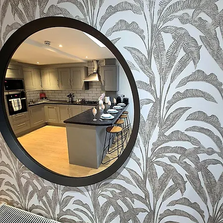 Boutique 2 Bed Abode - Parking - Garden Apartment