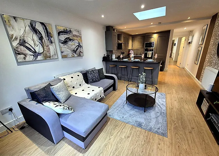 Boutique 2 Bed Abode - Parking - Garden