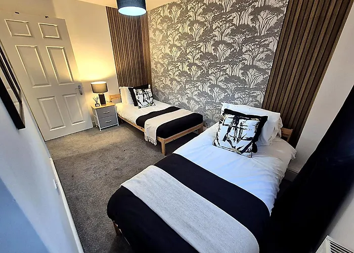 Boutique 2 Bed Abode - Parking - Garden Apartment