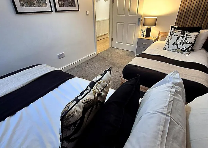 Boutique 2 Bed Abode - Parking - Garden *