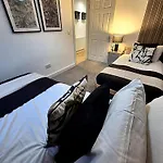 Boutique 2 Bed Abode - Parking - Garden *