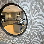 Boutique 2 Bed Abode - Parking - Garden Appartement