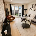 Апартаменти Boutique 2 Bed Abode - Parking - Garden